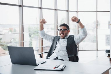 Ofisteki heyecanlı, komik bir bankacının portresi.