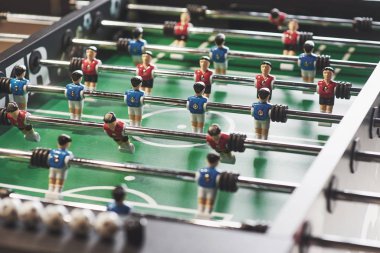 Masa futbolu eğlence merkezi. Yakın çekim yansıma bir futbol oyun plastik oyuncuların.