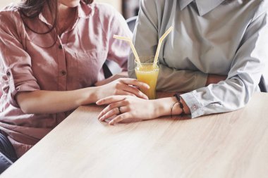 İki güzel ikiz kız meyve suyu içerek zaman geçiriyorlar. Kardeşler bir kafede dinleniyor ve birlikte eğleniyorlar..