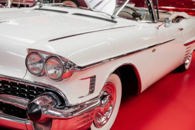 Sinsheim, Almanya - 16 Ekim 2018: Technik Müzesi. Kırmızı fayansların oraya park edilmiş güzel bir retro otomobil..