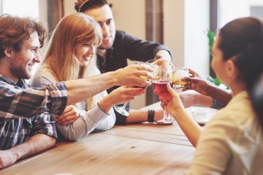 Ellerinde viski ya da şarap bardakları olan insanların elleri düğünün ya da diğer kutlamaların şerefine kadeh kaldırıyor ve kutluyor..