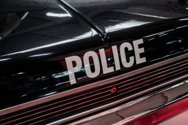 Sinsheim, Almanya - 16 Ekim 2018: Technik Müzesi. Parlak yüzey. Siyah polis arabasının ayrıntılı fotoğrafı..