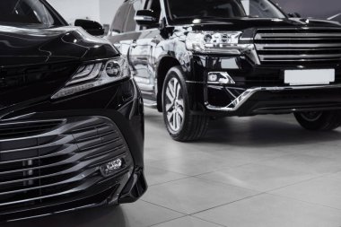 Yeni parlayan güzel arabalar araba dükkanının resepsiyonunda duruyor..