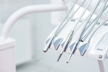 Diş muayenehanesinde aletler ve matkaplar. Sağlık ve güzellik kavramı.