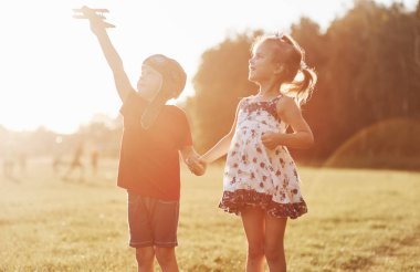 Gökyüzüne doğru uç. Gökyüzünü izleyen çocuklar, gerçek pilotlar gibi davranıyorlar..