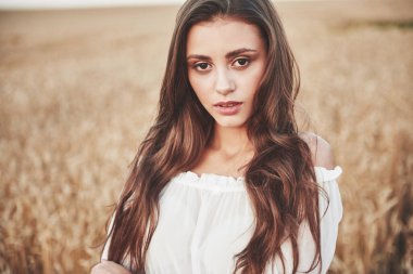 Beyaz bir elbise içinde buğday, mükemmel bir stil yaşam tarzı resimde dolu bir alanda güzel kız