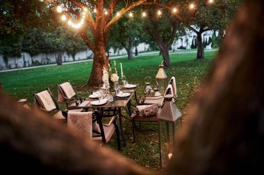 Açık hava restoranı. Yemek ve ziyaretçiler için hazırlanmış masa. Akşam vakti..