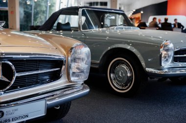 Stuttgart, Almanya - 16 Ekim 2018: Mercedes Müzesi. İnsanlar arka planda oturuyor. Otomobil fuarındaki eski güzel arabalar..