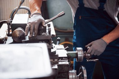 Başlık takmış deneyimli bir operatör. Metal endüstrisi konsepti profesyonel mühendis metal işçisi imalat atölyesinde Cnc değirmen makine merkezi işletiyor.