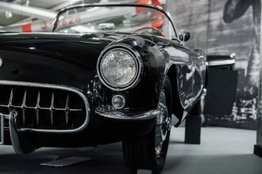 Sinsheim, Almanya - 16 Ekim 2018: Technik Müzesi. Sol taraf. Siyah lüks klasik arabanın ön farları..