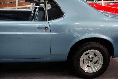 Sinsheim, Almanya - 16 Ekim 2018: Technik Müzesi. Güzel mavi retro araba. Kırpılmış kenar görünüm.