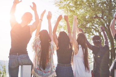 Mutlu arkadaşlar sahilde eğlenir - yaz tatilinde genç insanlar.