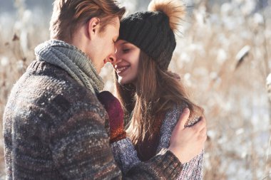 mutlu genç çift winter Park açık havada fun.family sahip. aşk