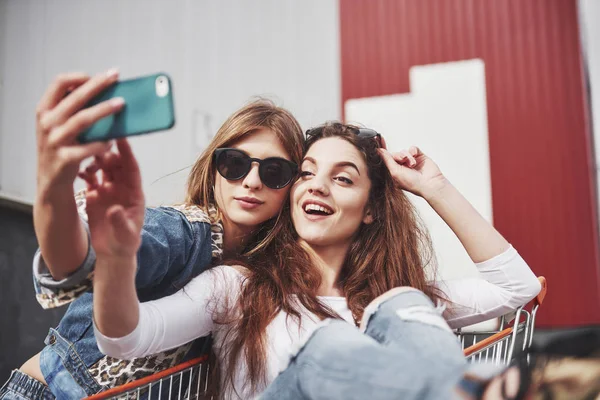 Duas Mulheres Felizes Jovens Que Divertem Fazendo Compras Trole Corrida — Fotografia de Stock