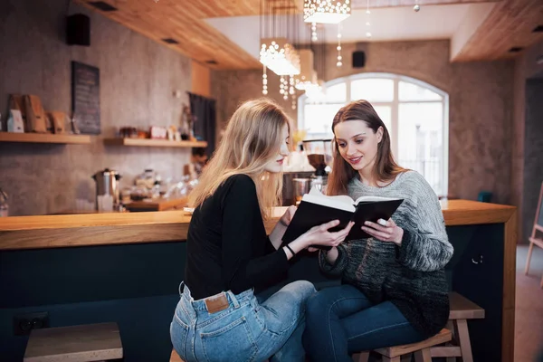 Two Girl Está Absorta Leer Libros Durante Pausa Cafetería Lindas —  Fotos de Stock