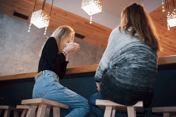 Två Vänner Njuter Kaffe Tillsammans Ett Kafé Som Sitter Vid — Stockfoto