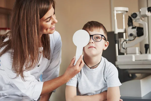 Lavoro Preferito Medico Femminile Copre Occhio Destro Del Bambino Con — Foto Stock