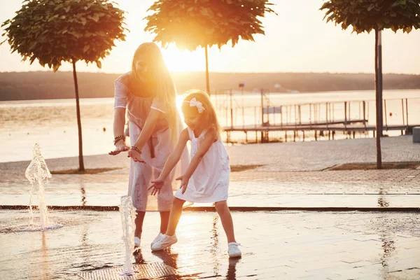 Una Mujer Jugando Con Niño Cerca Del Océano Parque Atardecer — Foto de Stock