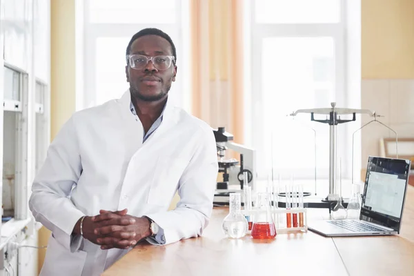 Afroamerykanin Pracuje Laboratorium Przeprowadzającym Eksperymenty — Zdjęcie stockowe
