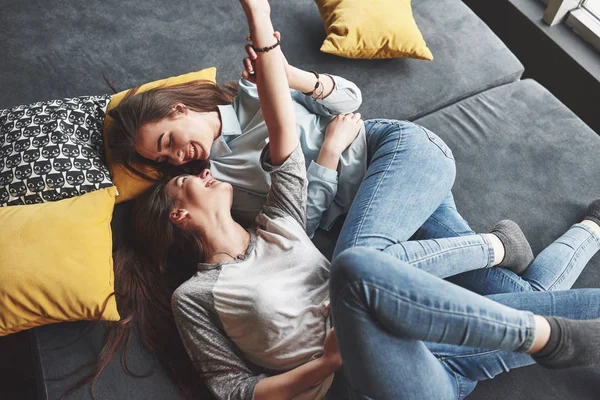 Duas Irmãs Gêmeas Sorridentes Bonitos Segurando Smartphone Fazendo Selfie Meninas — Fotografia de Stock