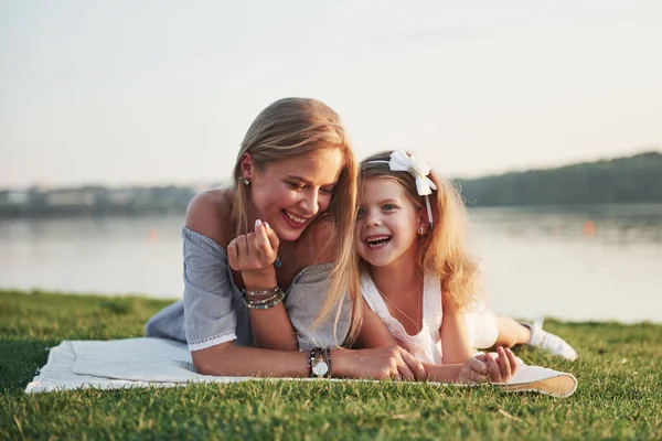 Attraente Felice Giovane Madre Sdraiata Con Sua Graziosa Figlia Sull — Foto Stock