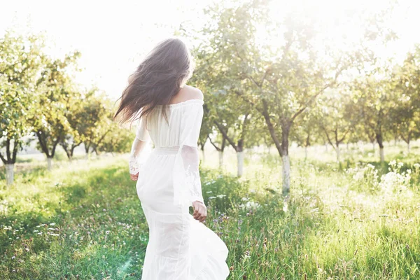 Uma Menina Vestido Longo Branco Está Andando Jardim Belo Pôr — Fotografia de Stock