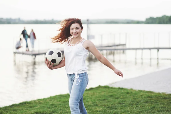 Frau Mit Einem Fußball Auf Einem Grünen Gras Wasser — Stockfoto