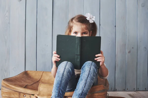 Έτοιμοι Για Μεγάλα Ταξίδια Ευτυχισμένο Κοριτσάκι Που Διαβάζει Ένα Ενδιαφέρον — Φωτογραφία Αρχείου
