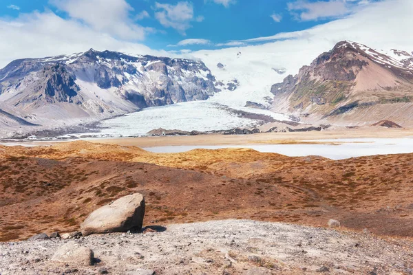 Valley Ulusal Parkı Landmannalaugar Dağların Yumuşak Yamaçlarında Kar Tarlaları Buzullar — Stok fotoğraf