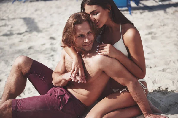 水着でビーチでロマンチックなカップル 美しいセクシー若い人たち — ストック写真