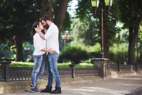公園での幸福の瞬間にロマンチックなカップルEnyojing ライフスタイルのコンセプト愛と優しさ — ストック写真