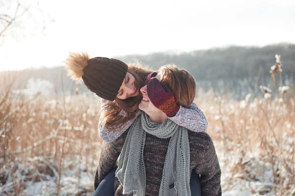 Coppia Felice Giocoso Insieme Durante Vacanze Invernali Vacanza All Aperto — Foto Stock