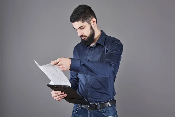 Skoncentrowany Młody Atrakcyjny Biznesmen Niebieskiej Koszuli Planowania Pisania Schowku — Zdjęcie stockowe
