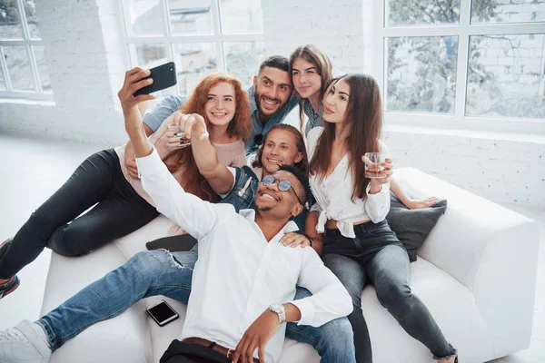 Haciendo Selfie Alegre Jóvenes Amigos Divirtiéndose Bebiendo Interior Blanco — Foto de Stock