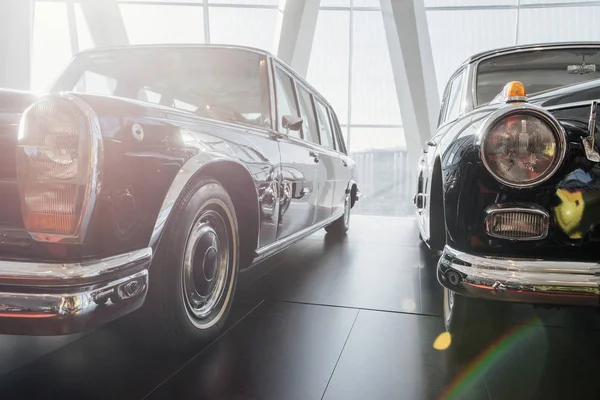 Передній Вид Класичні Автомобілі Стоять Чорній Плитці Приміщенні Автомобільній Виставці — стокове фото
