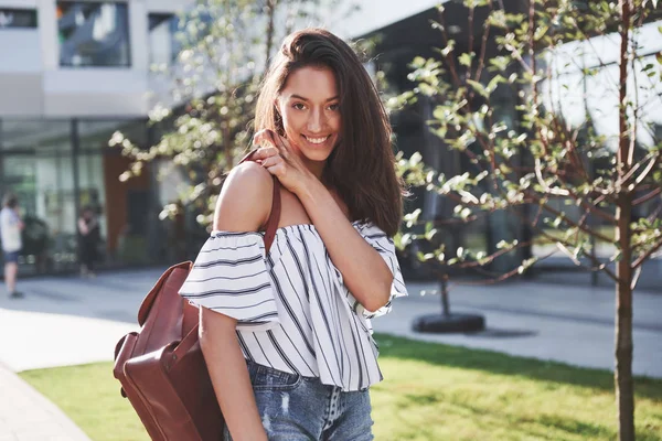 Menina Bonita Com Uma Mochila Andando Longo Rua Cidade Uma — Fotografia de Stock