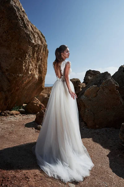 Flicka Lyx Bröllopsklänning Poserar Vid Havets Strand Brud Rocks — Stockfoto