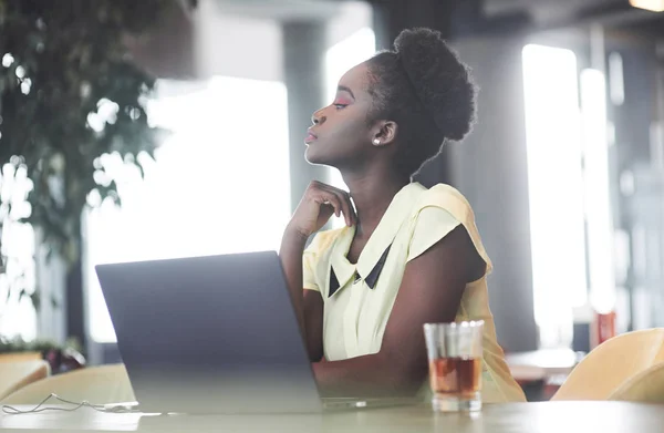 Una Joven Afroamericana Con Pelo Rizado Oscuro Reflexionando Sobre Portátil —  Fotos de Stock