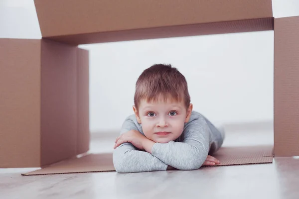 Niño Preescolar Jugando Dentro Una Caja Papel Infancia Reparaciones Nuevo —  Fotos de Stock