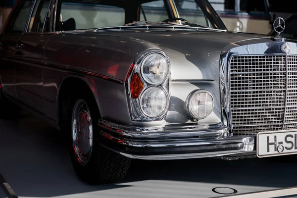 Stuttgart Németország 2018 Október Mercedes Múzeum Árnyékban Ezüst Színű Retro — Stock Fotó