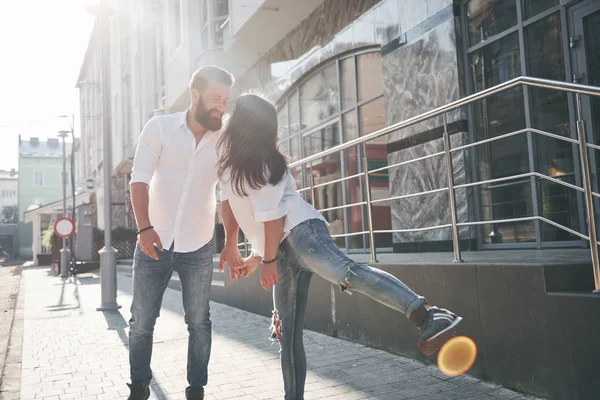 Genç Neşeli Bir Çift Güneşli Bir Günde Eğleniyor — Stok fotoğraf