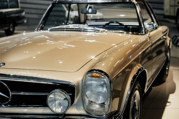德国斯图加特 2018年10月16日 梅赛德斯博物馆 在车展上停放在室内的旧车回收中的棕色汽车 — 图库照片