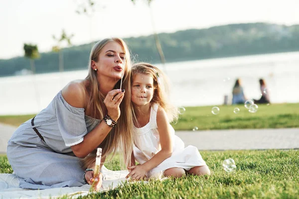 Clima Encantador Para Entretenimiento Foto Joven Madre Hija Pasándola Bien — Foto de Stock