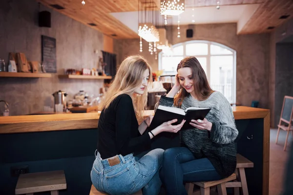Twee Meisjes Geabsorbeerd Het Lezen Boek Tijdens Pauze Cafe Schattige — Stockfoto