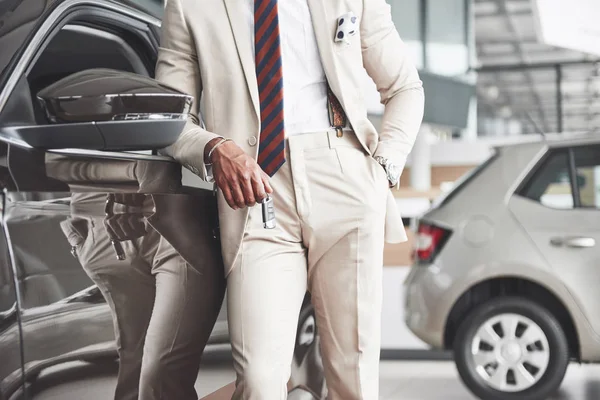 Jovem Atraente Homem Negócios Negro Compra Carro Novo Sonhos Tornam — Fotografia de Stock