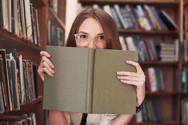 Jovem Atraente Estudante Bibliotecário Lendo Livro Entre Estantes Biblioteca — Fotografia de Stock