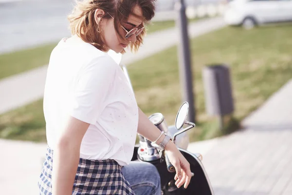 Retrato Uma Menina Bonita Hipster Sentado Uma Scooter Retro Preto — Fotografia de Stock