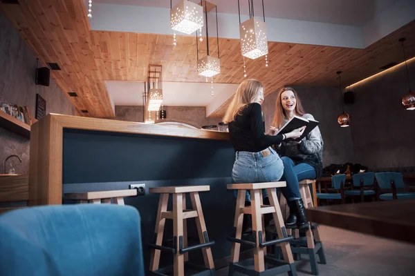 Två Unga Kvinnor Sitter Caféet Och Dricker Kaffe Och Njuter — Stockfoto