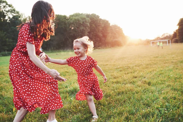 Gouden Zonsondergang Achter Ons Jonge Moeder Met Haar Dochter Verblijft — Stockfoto