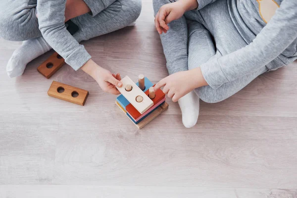 Çocuklar Çocuk Odasının Zemininde Bir Oyuncak Tasarımcısıyla Oynuyorlar Renkli Bloklarla — Stok fotoğraf